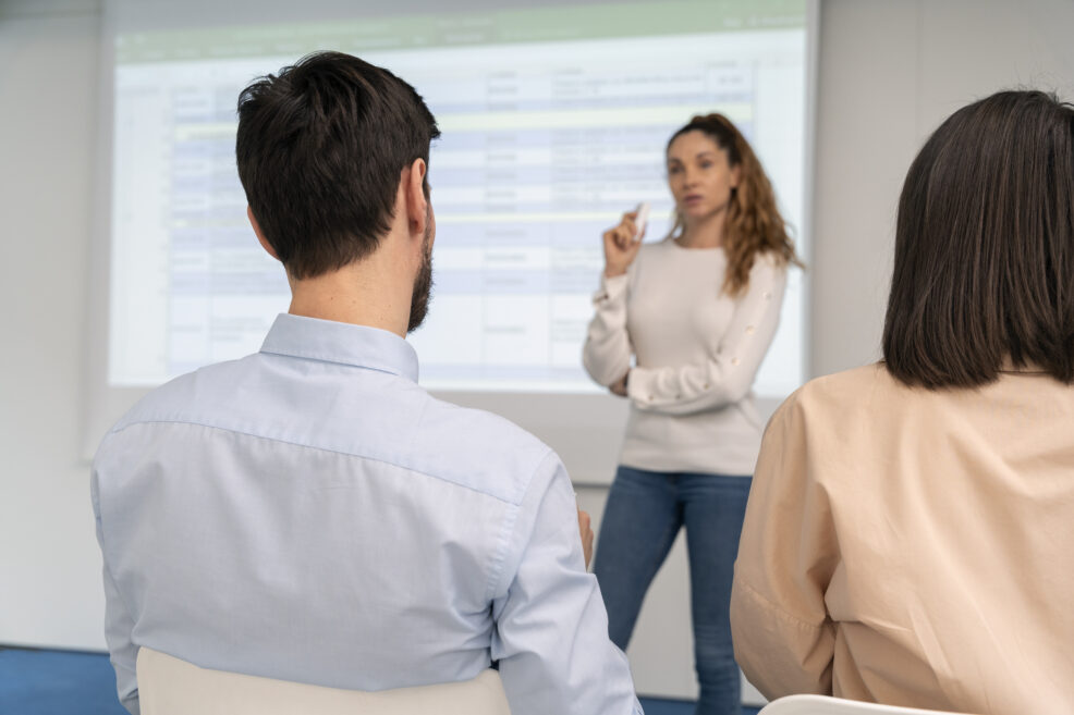 Conducir sin hacer el curso de sensibilización no es delito: el Tribunal Supremo fija doctrina (STS 850/2025)